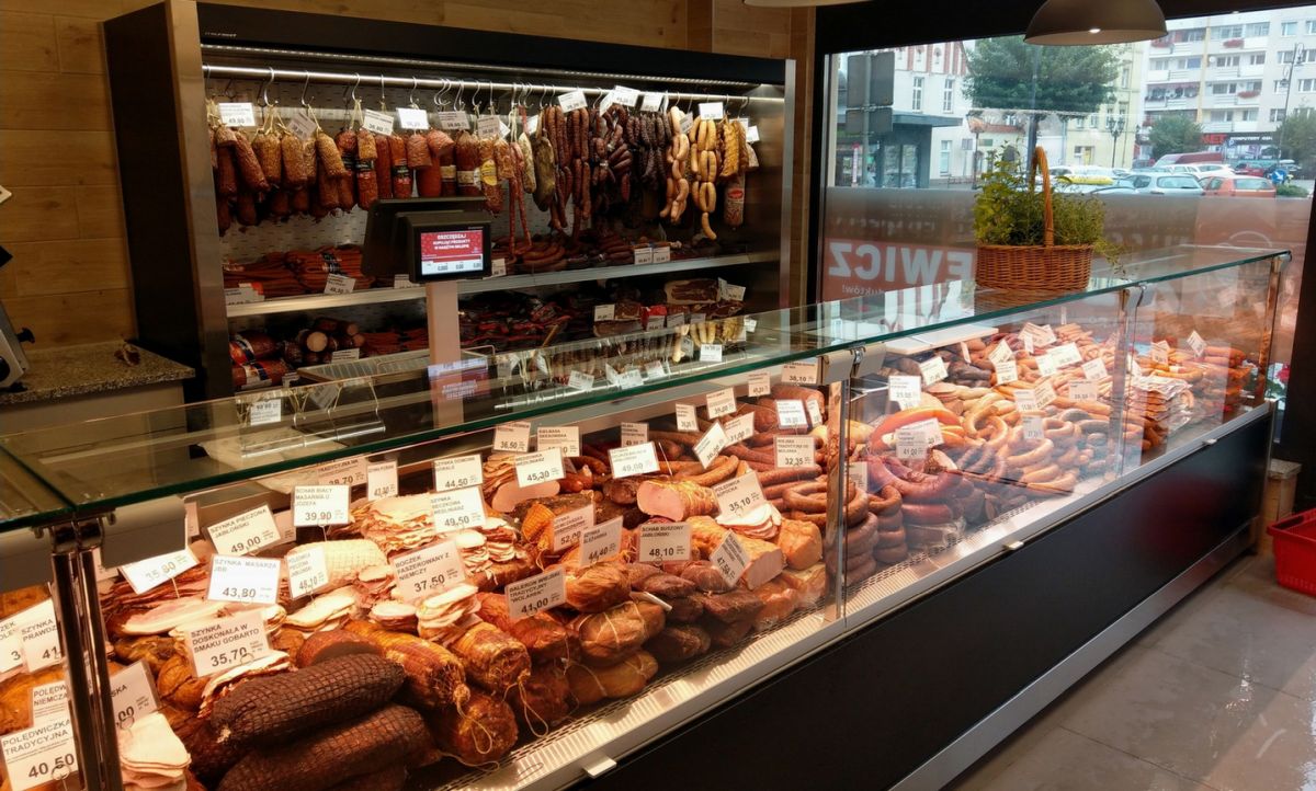Szafa do dojrzewania typ MEAT za ladą ENIXE w Gdańsku.