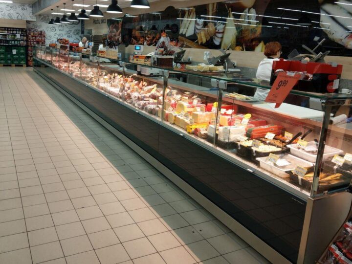 Lady i regały chłodnicze w supermarketach w Kutnie